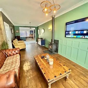 5-bedroom-house-large-garden-with-hot-tub-sleeps-11.bournemouth-hotels.org/